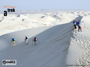 Woman-Aventura-Trek-bivouac-desert-dune