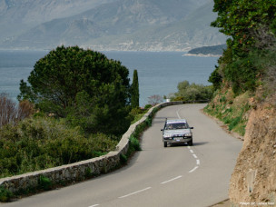 Raid 205 Corse, 205 Corsica Raid, Peugeot 205 légendaire, Raid youngtimer en Corse, Voyage aventure en 205, Itinéraires hors des sentiers battus Corse, Raid en voiture ancienne, Découverte Corse traditions, 205 Africa Raid préparation