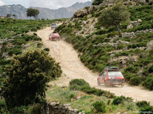 Raid 205 Corse, 205 Corsica Raid, Peugeot 205 légendaire, Raid youngtimer en Corse, Voyage aventure en 205, Itinéraires hors des sentiers battus Corse, Raid en voiture ancienne, Découverte Corse traditions, 205 Africa Raid préparation
