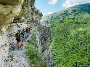 Participez au Raid VTT Les Chemins du Soleil : 4 jours d'aventure VTT entre Drôme et Hautes-Alpes. 250km de singles techniques en mode Élite ou Rando. Inscrivez-vous !
