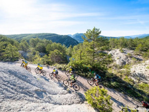 Participez au Raid VTT Les Chemins du Soleil : 4 jours d'aventure VTT entre Drôme et Hautes-Alpes. 250km de singles techniques en mode Élite ou Rando. Inscrivez-vous !
