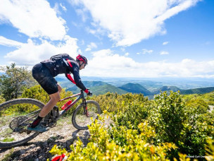 Participez au Raid VTT Les Chemins du Soleil : 4 jours d'aventure VTT entre Drôme et Hautes-Alpes. 250km de singles techniques en mode Élite ou Rando. Inscrivez-vous !