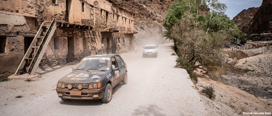 Préparer une voiture youngtimer au offroad pour un raid dans le désert, maroc