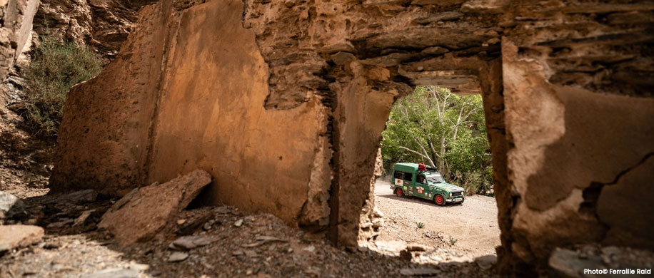 Préparer une voiture youngtimer au offroad pour un raid dans le désert, maroc, sahara