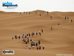 racingtheplanet-gobi-march-adventure-race-trail-marathon-runner-mongolie-desert