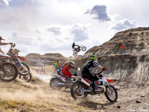 Red Bull Outliers, Hard Enduro, compétition moto, Calgary, Badlands canadiennes, course d'enduro, FIM Hard Enduro World Championship, événement moto Canada