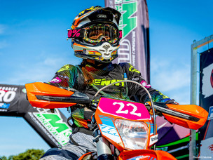 enduro feminin, endurose, course enduro moto, 125 enduro, 250 enduro, 450 enduro, offroad, enduro filles, enduro pour femmes, enduro rose