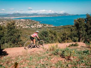 Plongez dans l'expérience Roc d'Azur ! 5 jours de pur VTT, gravel et trail au cœur des massifs varois. Le rendez-vous mondial de tous les passionnés.