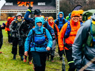 Ultra-trail hivernal extrême en Angleterre, la Montane Winter Spine Race propose 431 km non-stop sur le Pennine Way. Une course en autonomie dans des conditions glaciales, réservée aux athlètes expérimentés.