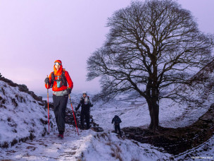 Ultra-trail hivernal extrême en Angleterre, la Montane Winter Spine Race propose 431 km non-stop sur le Pennine Way. Une course en autonomie dans des conditions glaciales, réservée aux athlètes expérimentés.