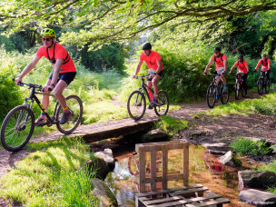 Participez aux Raids Dingues du Blavet (Morbihan) ! Un événement multisport fun et nature mêlant trail, VTT, kayak et paddle. Relevez le défi en équipe sur 1 ou 2 jours.