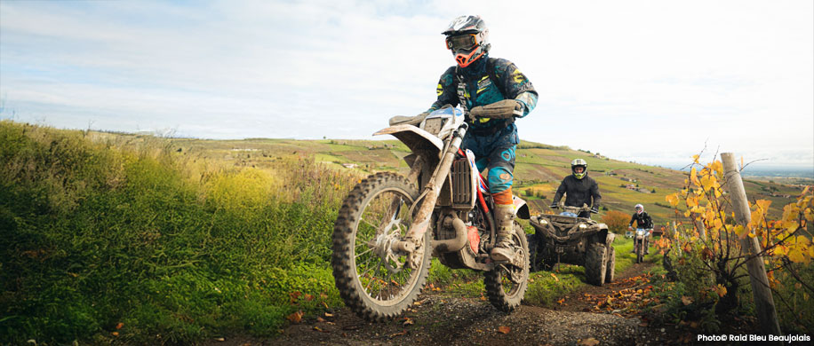 Raid Bleu Beaujolais, raid moto France, raid quad, raid SSV, raid 4x4, raid off road, randonnée off road, Beaujolais moto quad, raid sans chrono, roadbook moto quad, aventure off road France, raid convivialité, Amada raid, raid ssv france, raid 4x4 france