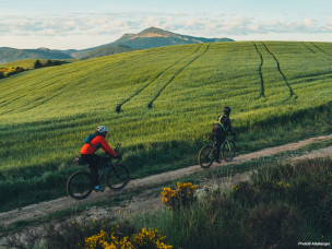 L'Ahuña Triathlon, c'est 180 km en moins de 24h pour traverser l'Iparralde d'ouest en est : 3 km de nage en océan, 146 km de gravel/VTT et 32 km de trail jusqu'au pic d'Anie, en autonomie totale. Découvrez ce challenge unique au Pays Basque sur Owaka.