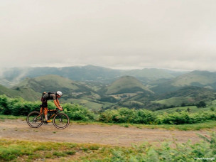 L'Ahuña Triathlon, c'est 180 km en moins de 24h pour traverser l'Iparralde d'ouest en est : 3 km de nage en océan, 146 km de gravel/VTT et 32 km de trail jusqu'au pic d'Anie, en autonomie totale. Découvrez ce challenge unique au Pays Basque sur Owaka.