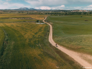 L'Ahuña Triathlon, c'est 180 km en moins de 24h pour traverser l'Iparralde d'ouest en est : 3 km de nage en océan, 146 km de gravel/VTT et 32 km de trail jusqu'au pic d'Anie, en autonomie totale. Découvrez ce challenge unique au Pays Basque sur Owaka.
