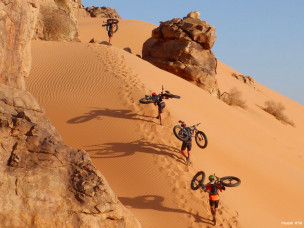 Découvrez le Raid TransMauritania, une aventure unique en fatbike à travers les dunes et paysages spectaculaires de l’Adrar mauritanien. 250 km en 6 étapes, entre sport et exploration, au cœur du désert.