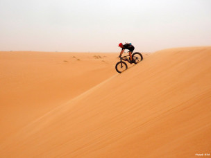Découvrez le Raid TransMauritania, une aventure unique en fatbike à travers les dunes et paysages spectaculaires de l’Adrar mauritanien. 250 km en 6 étapes, entre sport et exploration, au cœur du désert.