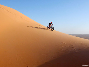 Découvrez le Raid TransMauritania, une aventure unique en fatbike à travers les dunes et paysages spectaculaires de l’Adrar mauritanien. 250 km en 6 étapes, entre sport et exploration, au cœur du désert.