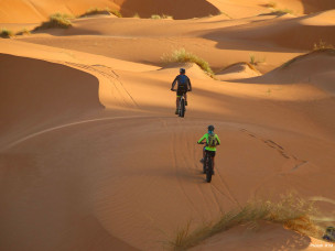 Découvrez le Raid TransMauritania, une aventure unique en fatbike à travers les dunes et paysages spectaculaires de l’Adrar mauritanien. 250 km en 6 étapes, entre sport et exploration, au cœur du désert.